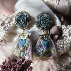 2way/くすみグレーブルーの薔薇×インド刺繍リボン×スワロのアンティークな薫り漂うニュアンス薔薇ピアス・イヤリング 1枚目の画像