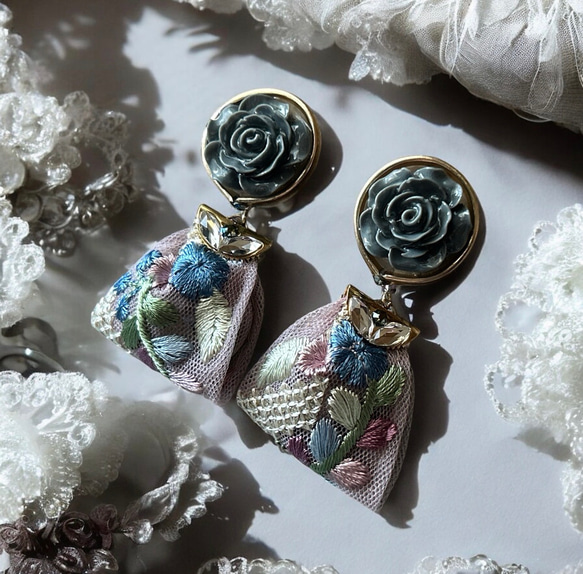 2way/くすみグレーブルーの薔薇×インド刺繍リボン×スワロのアンティークな薫り漂うニュアンス薔薇ピアス・イヤリング 5枚目の画像