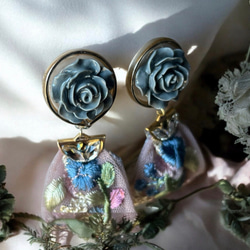 2way/くすみグレーブルーの薔薇×インド刺繍リボン×スワロのアンティークな薫り漂うニュアンス薔薇ピアス・イヤリング 2枚目の画像