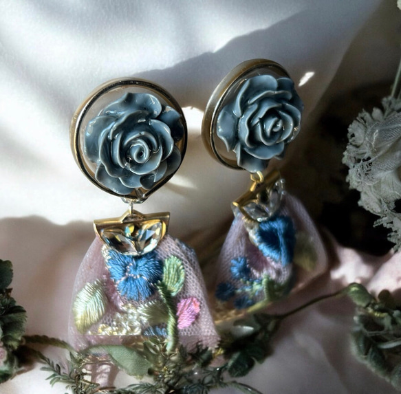 2way/くすみグレーブルーの薔薇×インド刺繍リボン×スワロのアンティークな薫り漂うニュアンス薔薇ピアス・イヤリング 2枚目の画像