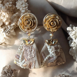 2way/くすみイエローブラウンの薔薇×インド刺繍リボン×スワロのアンティークな薫り漂うニュアンス薔薇ピアス・イヤリング 1枚目の画像