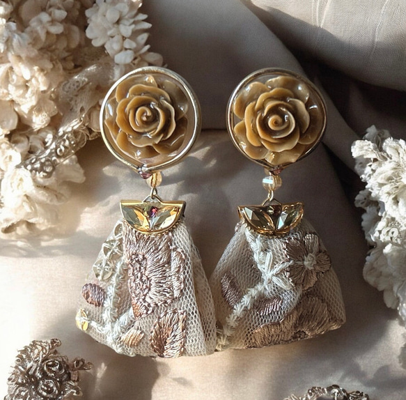 2way/くすみイエローブラウンの薔薇×インド刺繍リボン×スワロのアンティークな薫り漂うニュアンス薔薇ピアス・イヤリング 1枚目の画像