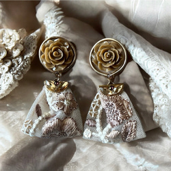 2way/くすみイエローブラウンの薔薇×インド刺繍リボン×スワロのアンティークな薫り漂うニュアンス薔薇ピアス・イヤリング 4枚目の画像