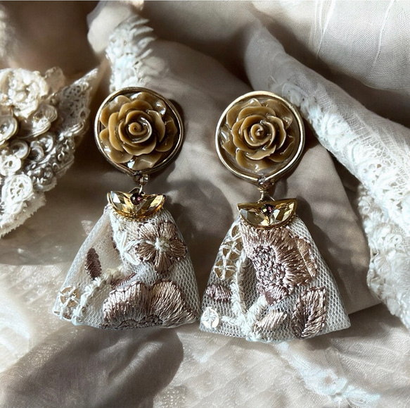 2way/くすみイエローブラウンの薔薇×インド刺繍リボン×スワロのアンティークな薫り漂うニュアンス薔薇ピアス・イヤリング 4枚目の画像