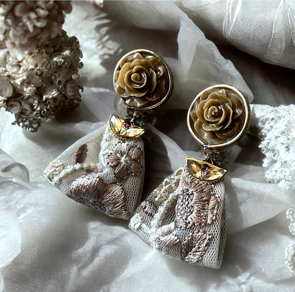 2way/くすみイエローブラウンの薔薇×インド刺繍リボン×スワロのアンティークな薫り漂うニュアンス薔薇ピアス・イヤリング 6枚目の画像