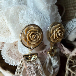 2way/くすみイエローブラウンの薔薇×インド刺繍リボン×スワロのアンティークな薫り漂うニュアンス薔薇ピアス・イヤリング 3枚目の画像