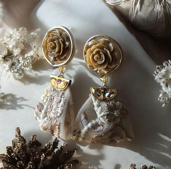 2way/くすみイエローブラウンの薔薇×インド刺繍リボン×スワロのアンティークな薫り漂うニュアンス薔薇ピアス・イヤリング 2枚目の画像