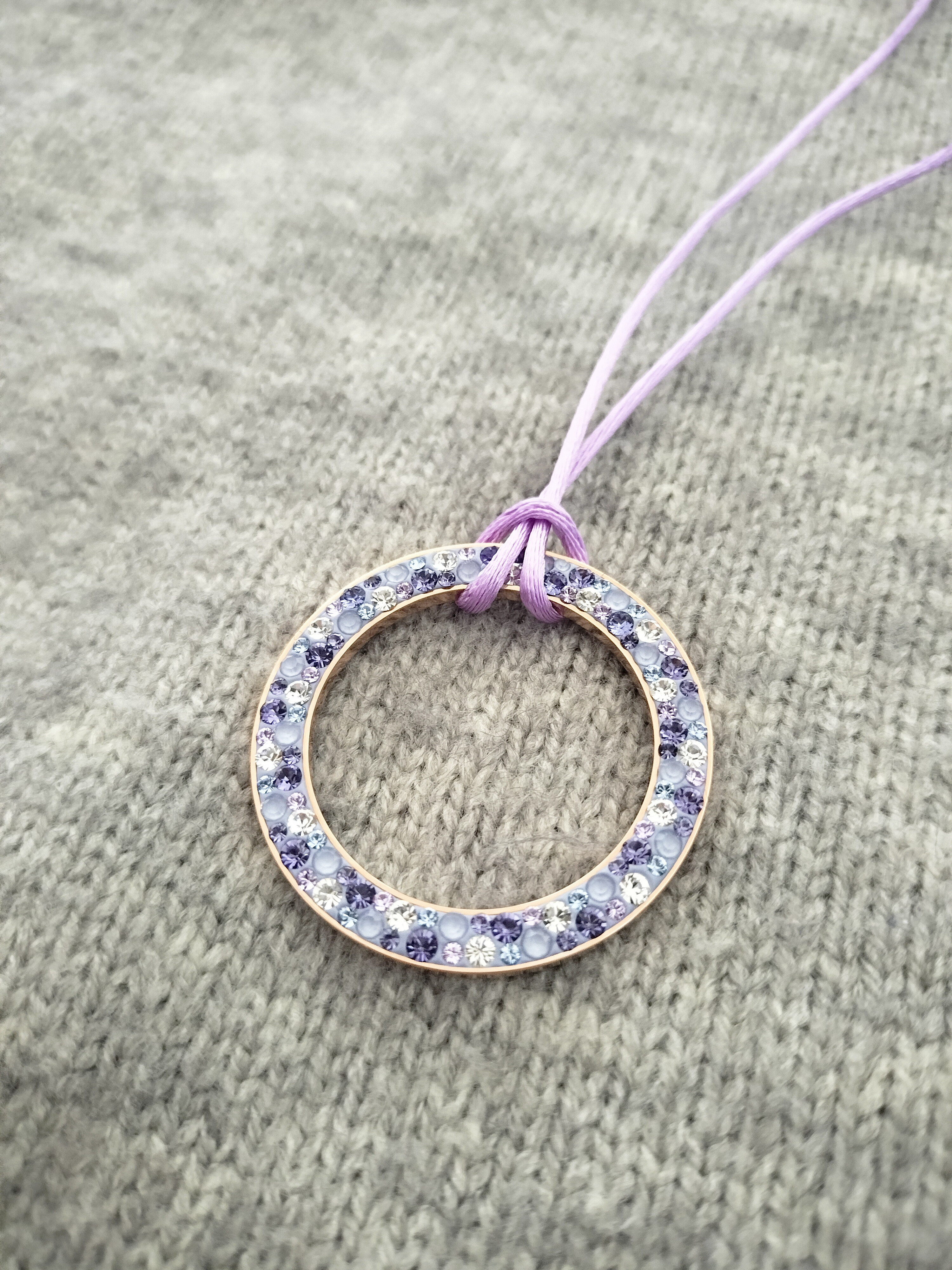 【受注製作】古希のお祝い＜ステンレス製＞200粒以上のクリスタルで囲むサークルペンダント