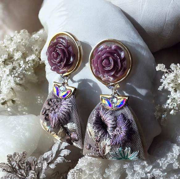 2way/くすみパープルの薔薇×インド刺繍リボン×スワロのアンティークな薫り漂うニュアンスカラー薔薇ピアス・イヤリング 3枚目の画像