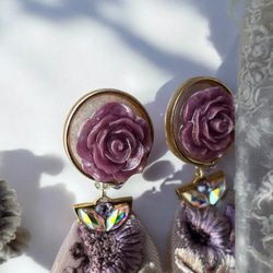 2way/くすみパープルの薔薇×インド刺繍リボン×スワロのアンティークな薫り漂うニュアンスカラー薔薇ピアス・イヤリング 2枚目の画像