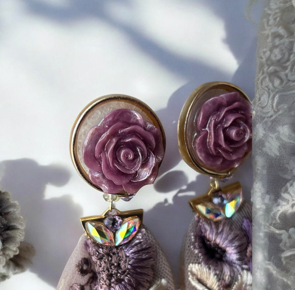 2way/くすみパープルの薔薇×インド刺繍リボン×スワロのアンティークな薫り漂うニュアンスカラー薔薇ピアス・イヤリング 2枚目の画像