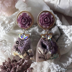 2way/くすみパープルの薔薇×インド刺繍リボン×スワロのアンティークな薫り漂うニュアンスカラー薔薇ピアス・イヤリング 1枚目の画像