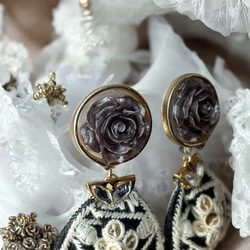 2way/くすみグレーブラックの薔薇×インド刺繍リボン×スワロのアンティークな薫り漂うニュアンス薔薇ピアス・イヤリング 2枚目の画像
