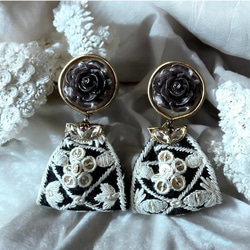 2way/くすみグレーブラックの薔薇×インド刺繍リボン×スワロのアンティークな薫り漂うニュアンス薔薇ピアス・イヤリング 4枚目の画像