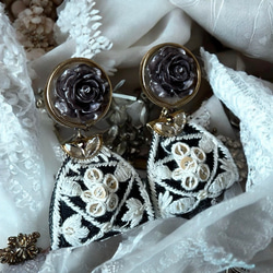 2way/くすみグレーブラックの薔薇×インド刺繍リボン×スワロのアンティークな薫り漂うニュアンス薔薇ピアス・イヤリング 5枚目の画像