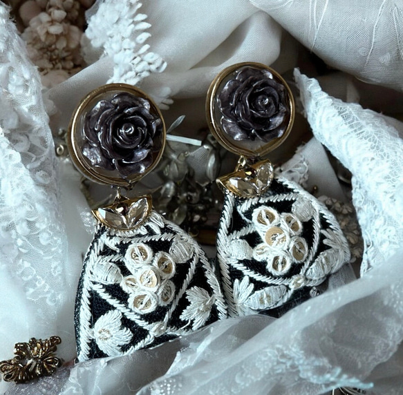 2way/くすみグレーブラックの薔薇×インド刺繍リボン×スワロのアンティークな薫り漂うニュアンス薔薇ピアス・イヤリング 5枚目の画像