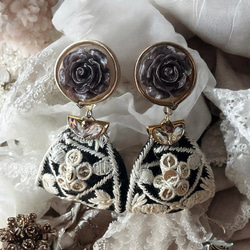 2way/くすみグレーブラックの薔薇×インド刺繍リボン×スワロのアンティークな薫り漂うニュアンス薔薇ピアス・イヤリング 1枚目の画像