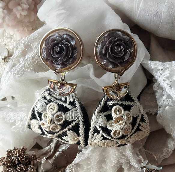 2way/くすみグレーブラックの薔薇×インド刺繍リボン×スワロのアンティークな薫り漂うニュアンス薔薇ピアス・イヤリング 1枚目の画像