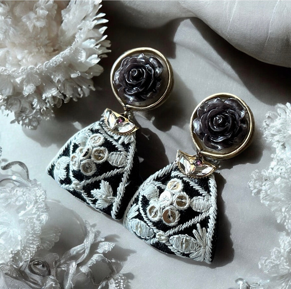 2way/くすみグレーブラックの薔薇×インド刺繍リボン×スワロのアンティークな薫り漂うニュアンス薔薇ピアス・イヤリング 6枚目の画像