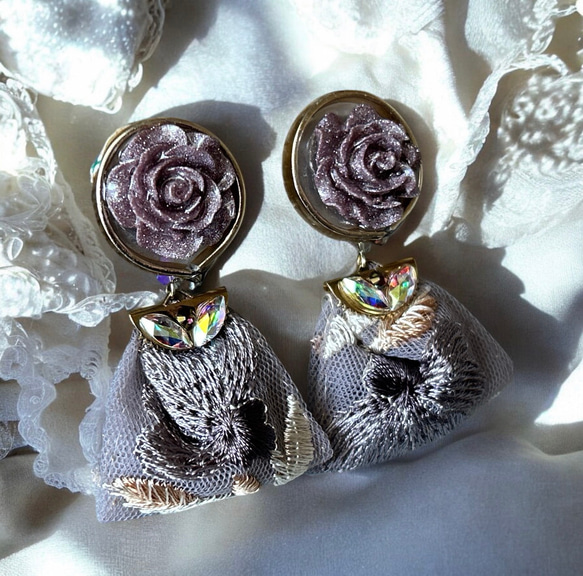 2way/くすみパープルラメの薔薇×インド刺繍リボン×スワロのアンティークな薫り漂うニュアンス薔薇ピアス・イヤリング 3枚目の画像