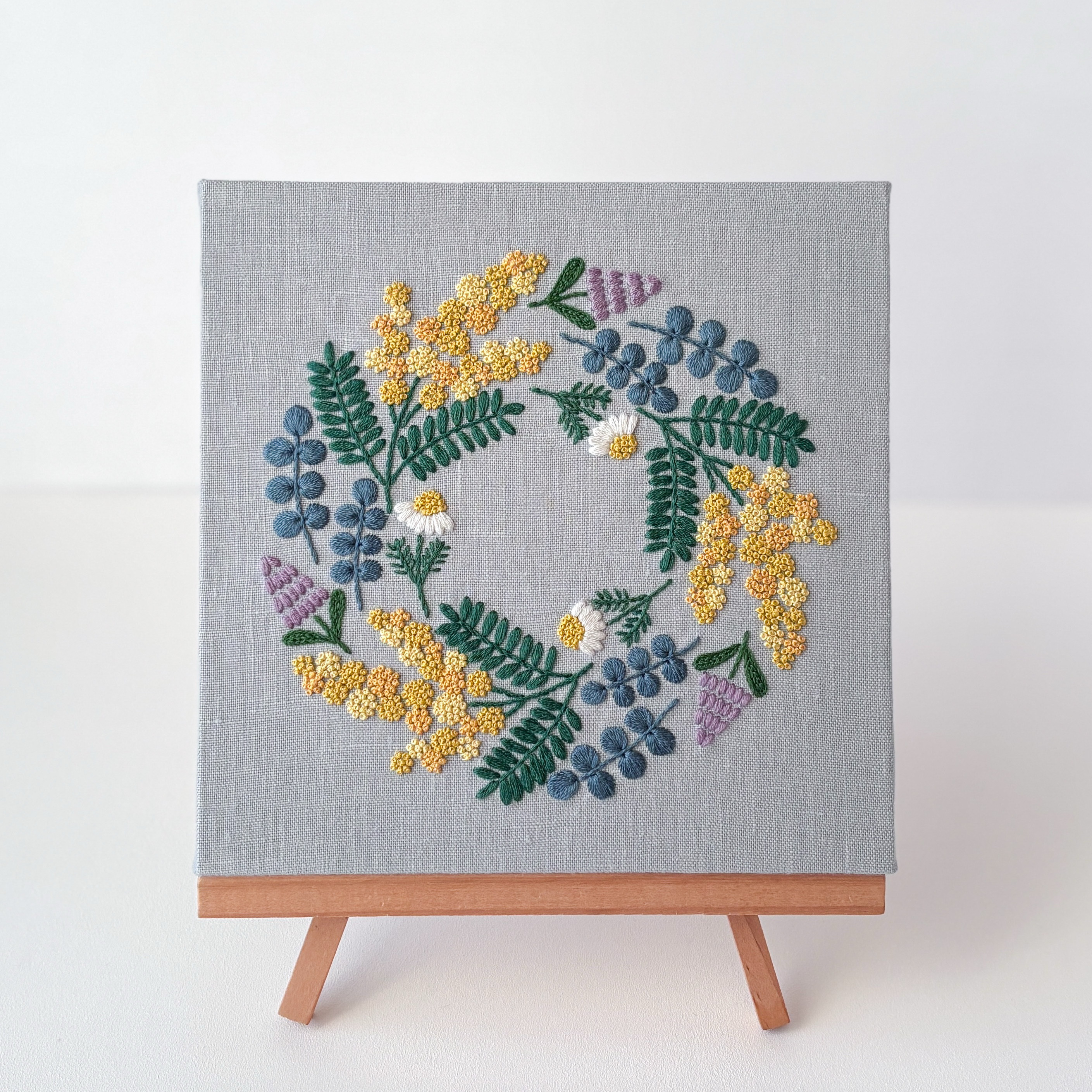 ミモザのリース 刺繍ファブリックパネル 18cm /花柄 春 インテリア 壁