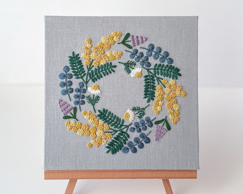ミモザのリース 刺繍ファブリックパネル 18cm /花柄 春 インテリア 壁