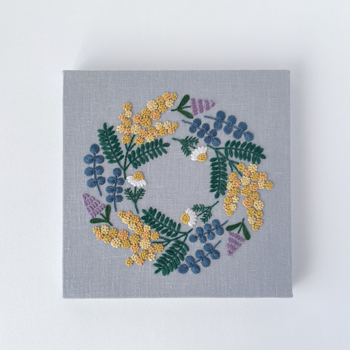 ミモザのリース 刺繍ファブリックパネル 18cm /花柄 春 インテリア 壁