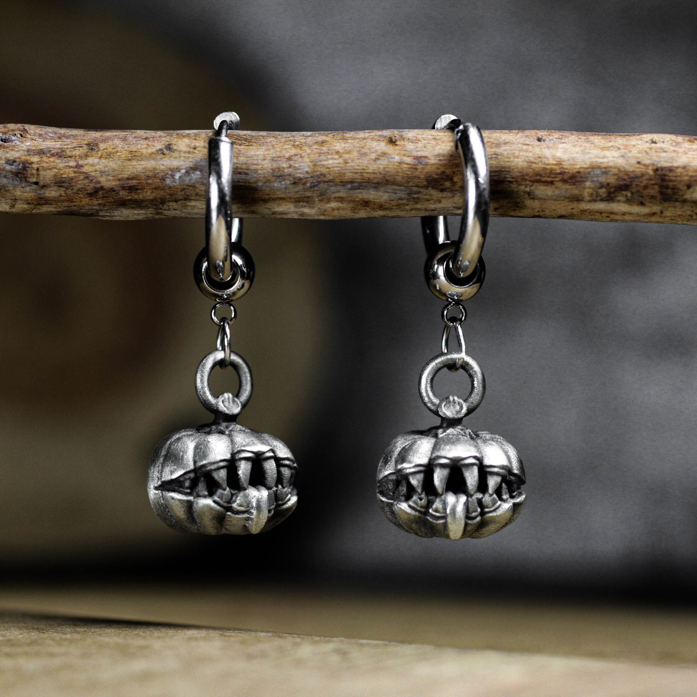ハロウィンかぼちゃの顔のイヤリング - 不気味な彫刻デザインのハンドメイドシルバーダングルジュエリー