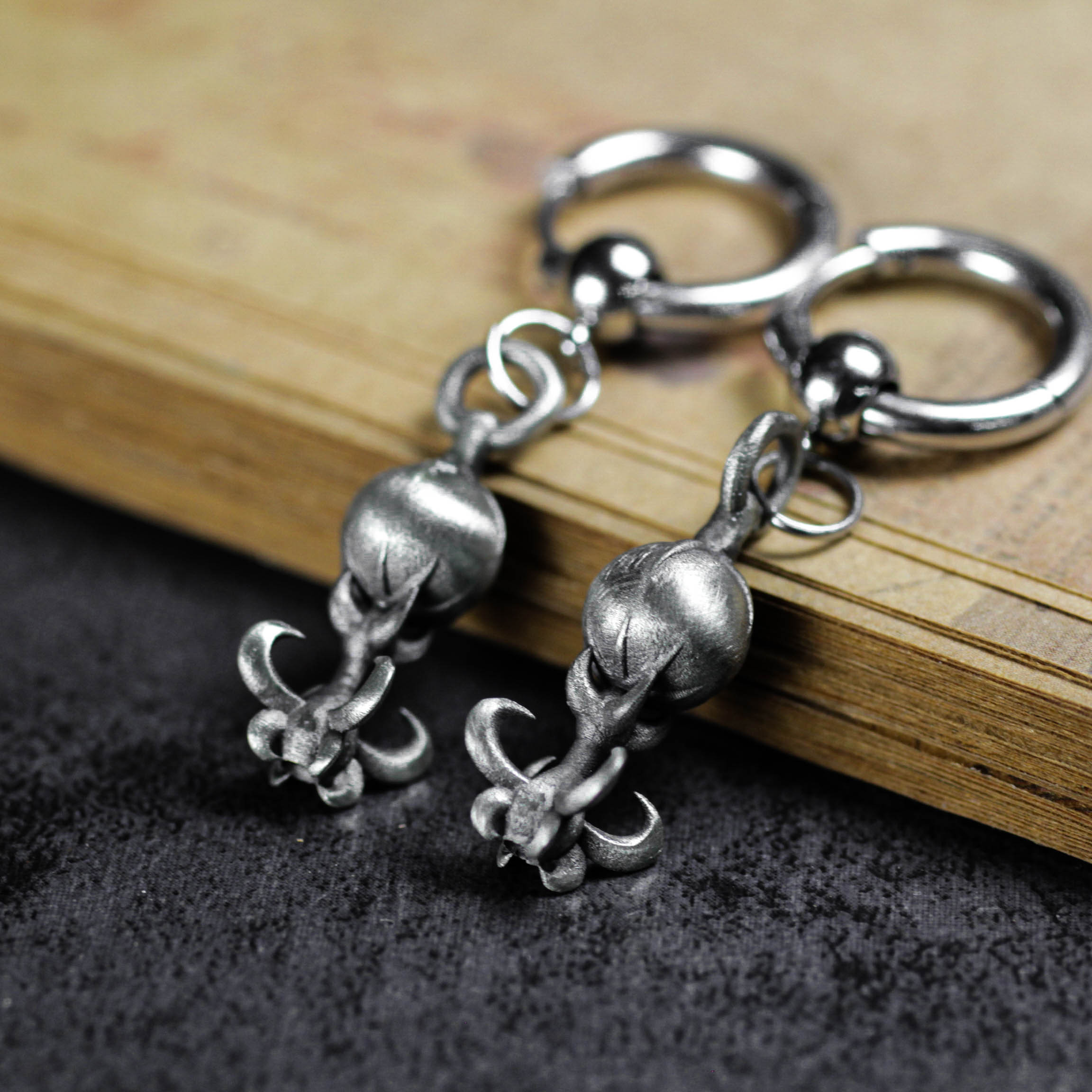 クロースフィアダングルイヤリング - パンクやオルタナティブスタイルのためのハンドメイドゴシックシルバードロップジュエリ