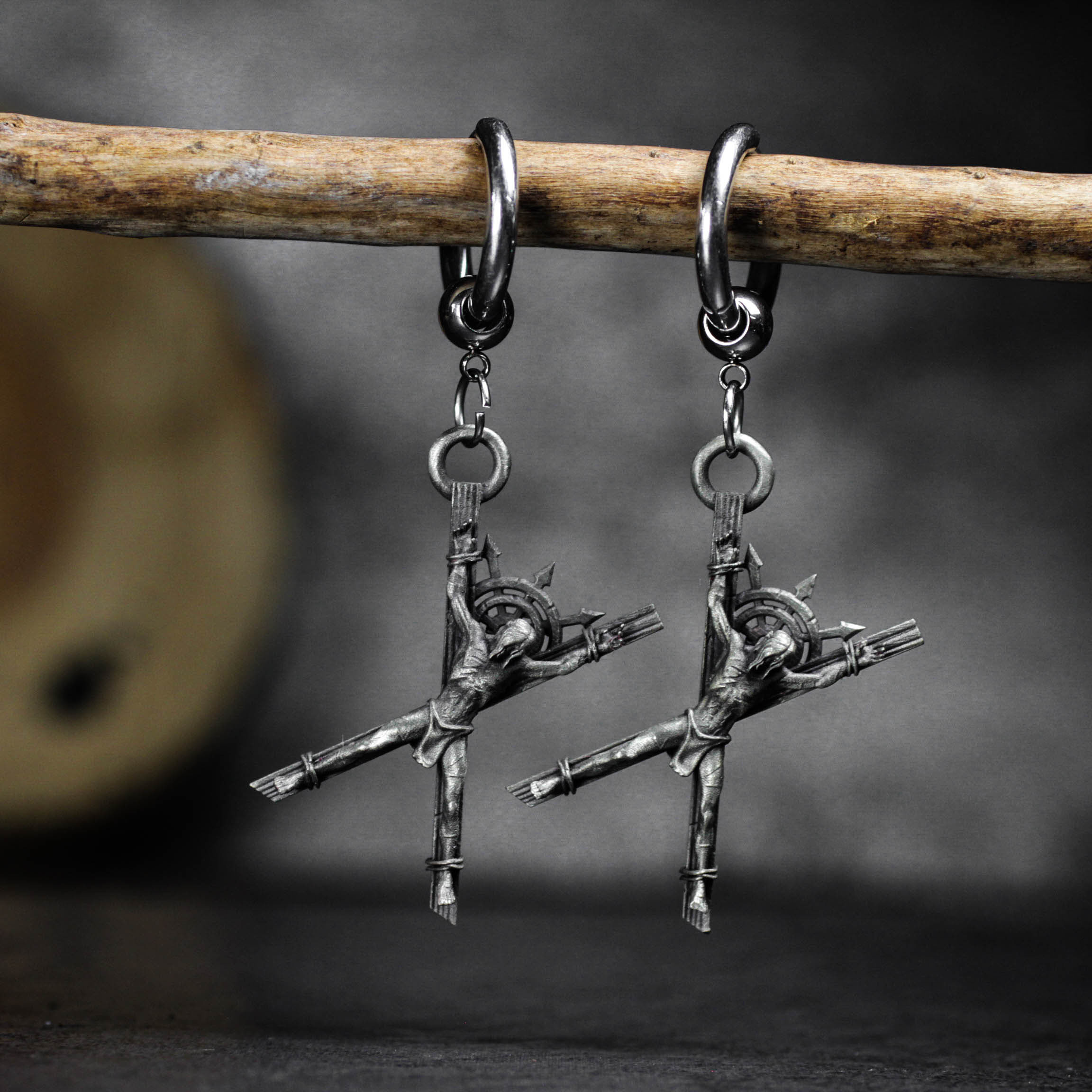 ゴシック磔刑ドロップイヤリング - オルタナティブファッションのための手作りダーク宗教ステートメントジュエリー