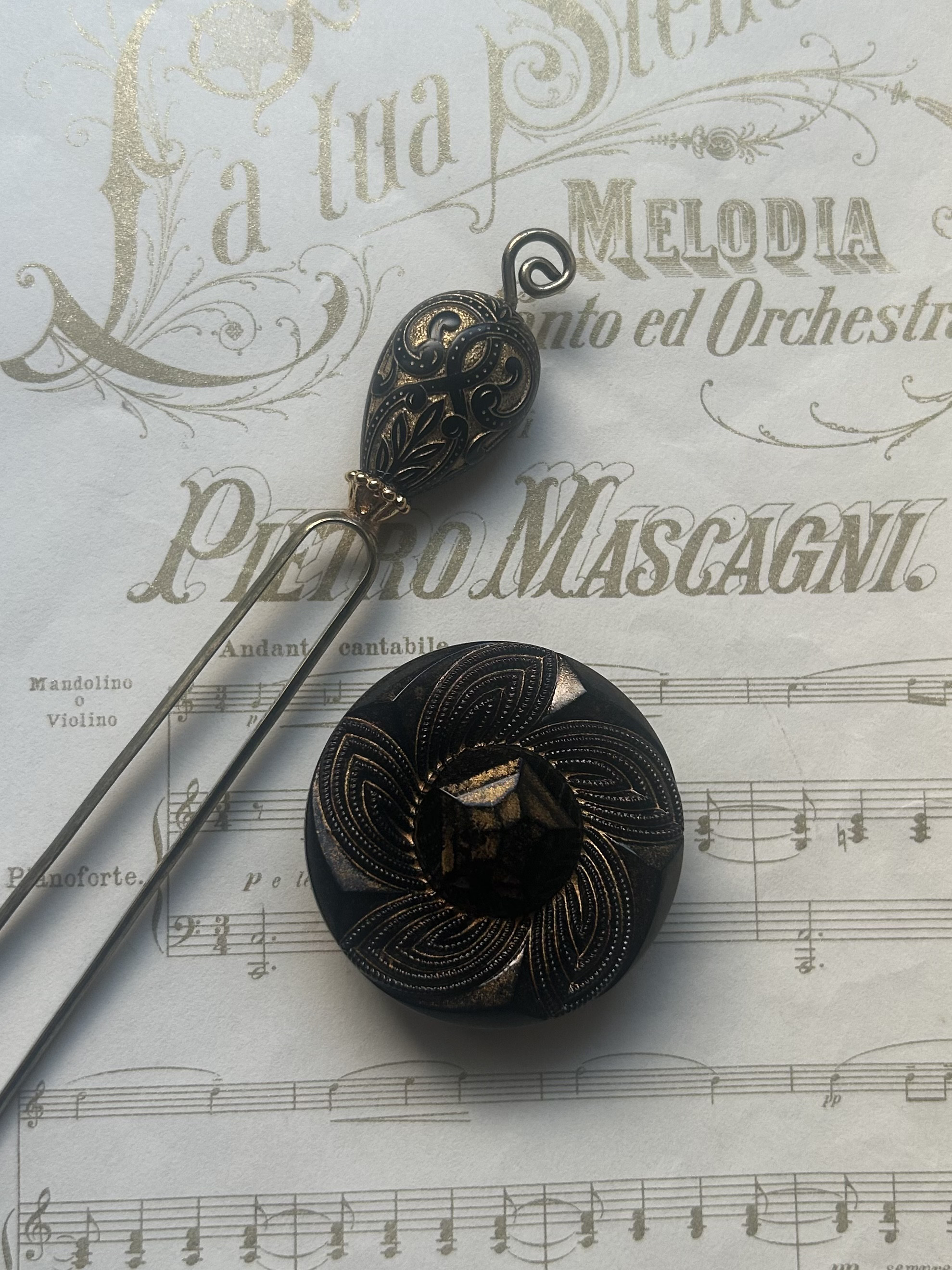 ブラック＆ゴールドの重厚なエレガンス漂う　簪・帯留めセット「無窮の花園」