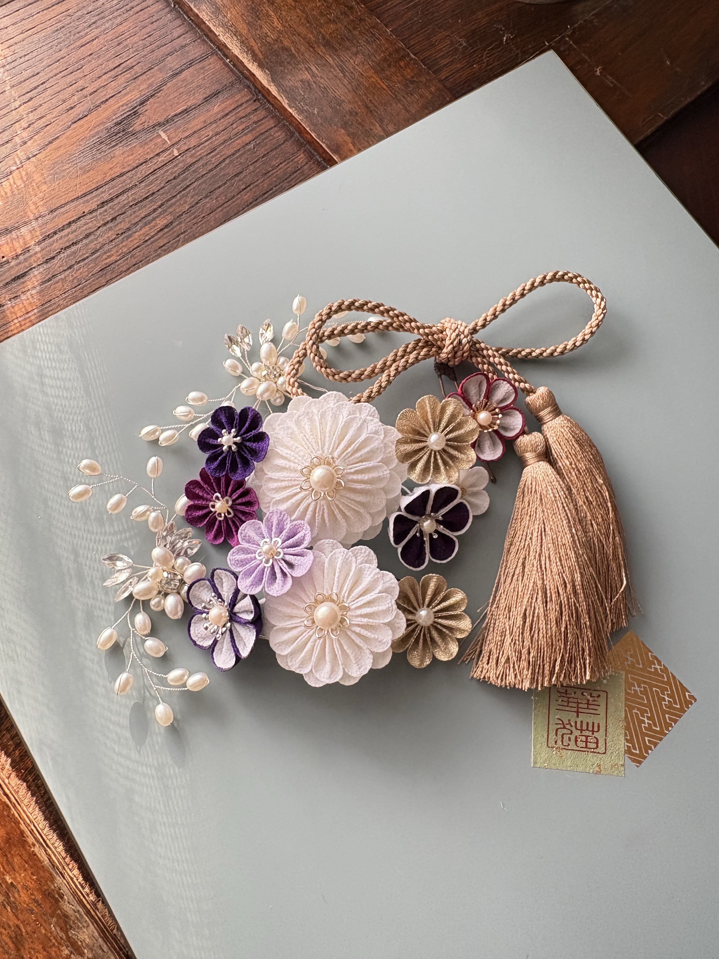 華猫　『華襲hanagasane 白花彩』つまみ細工髪飾り　成人式　卒業式　木箱付き