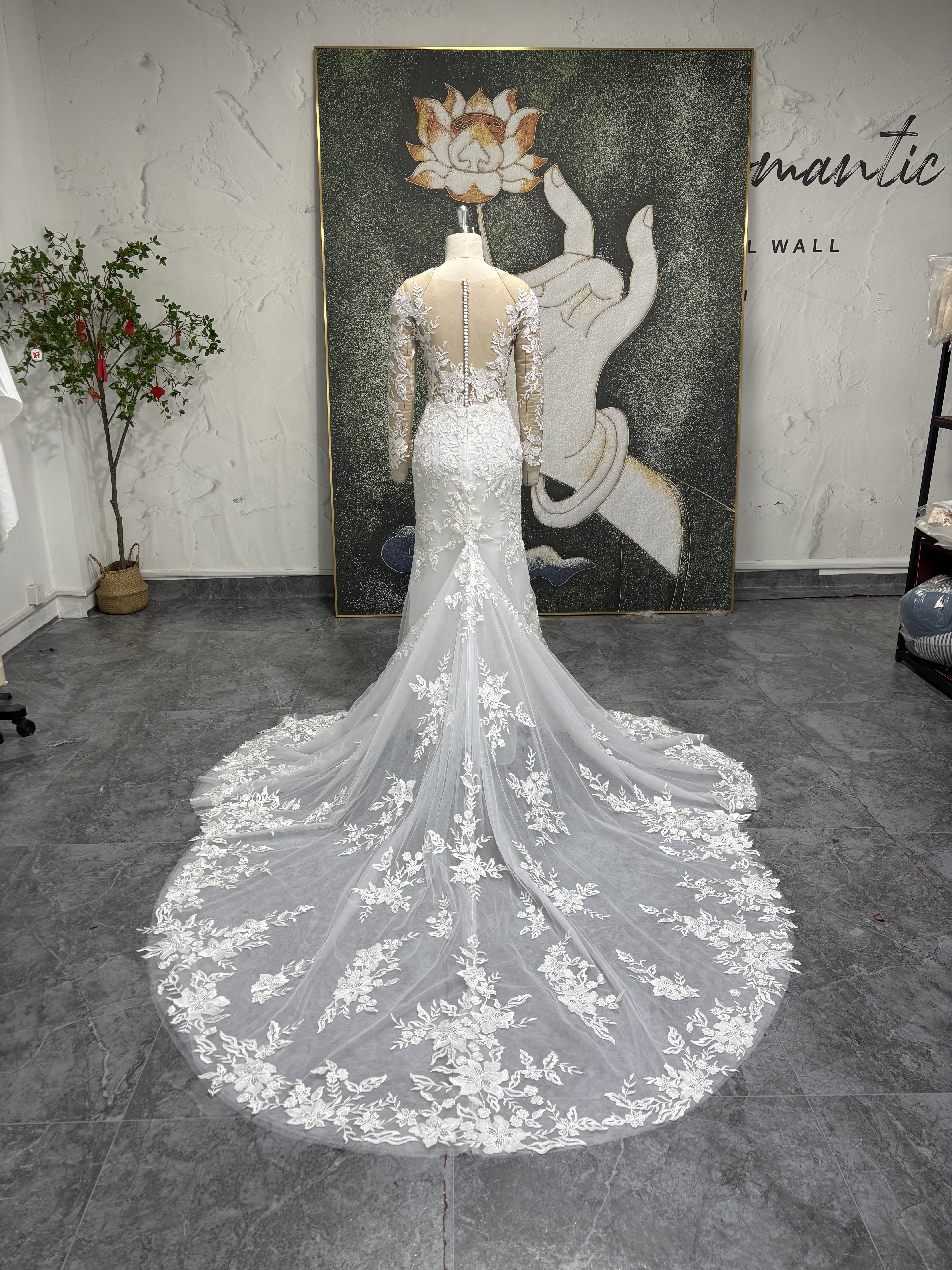 憧れのドレス　イリュージョンネック　フランスレース　おしゃれ　目立つ　ウェディングドレス　くるみボタン　優雅　ブライダル