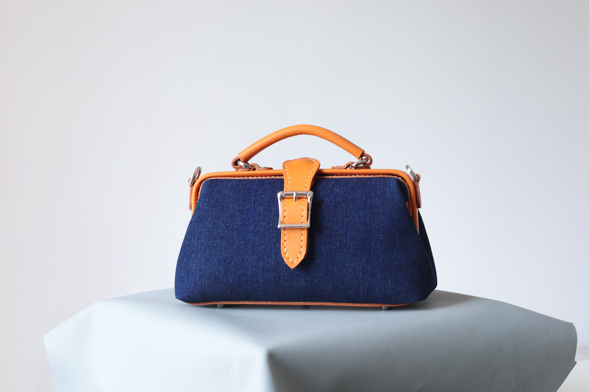 【訳あり特価セール】「デニム×革の組み合わせ」大人気！横型がま口バッグ -50%OFF