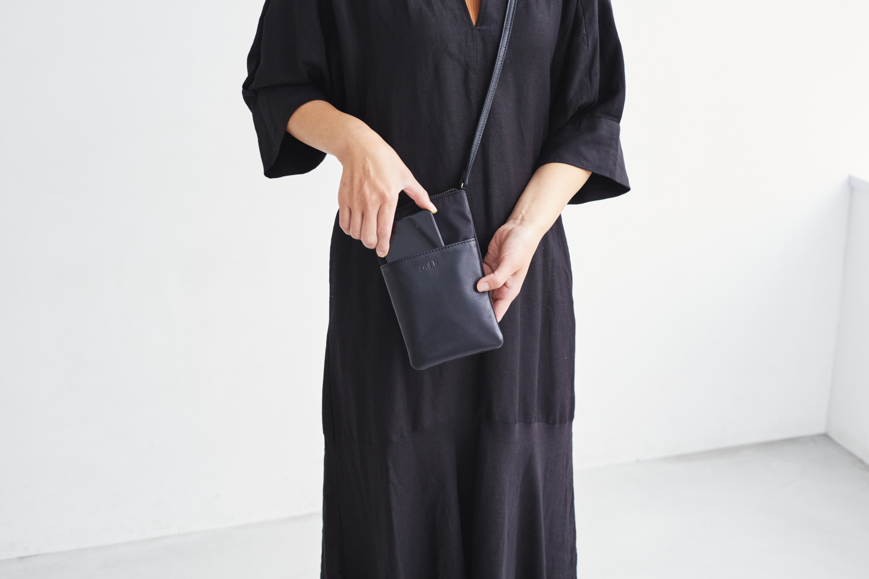 Creema限定新商品　end.b 太陽が『きらきら』と輝く日に持って欲しい　スマホポシェット 黒