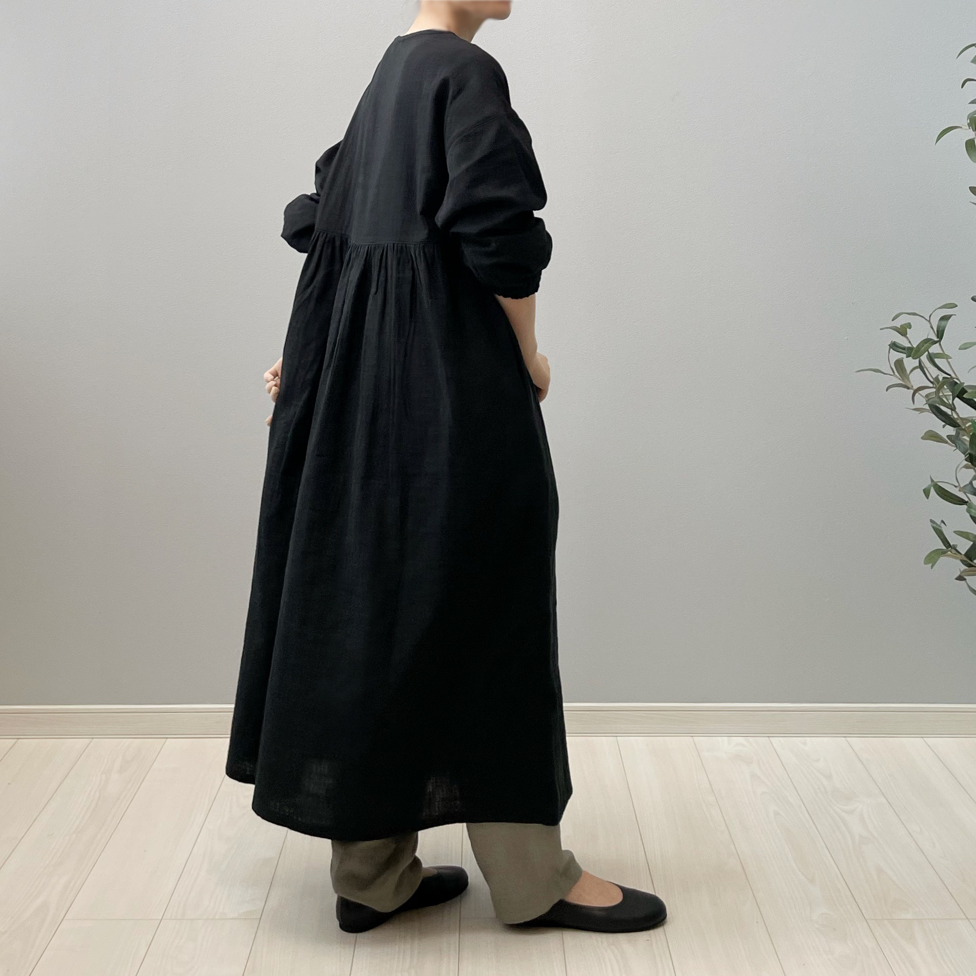 めぶきワンピース ♦︎ ブラック ♦︎ ギャザーの入ったダブルガーゼワンピース【即納】