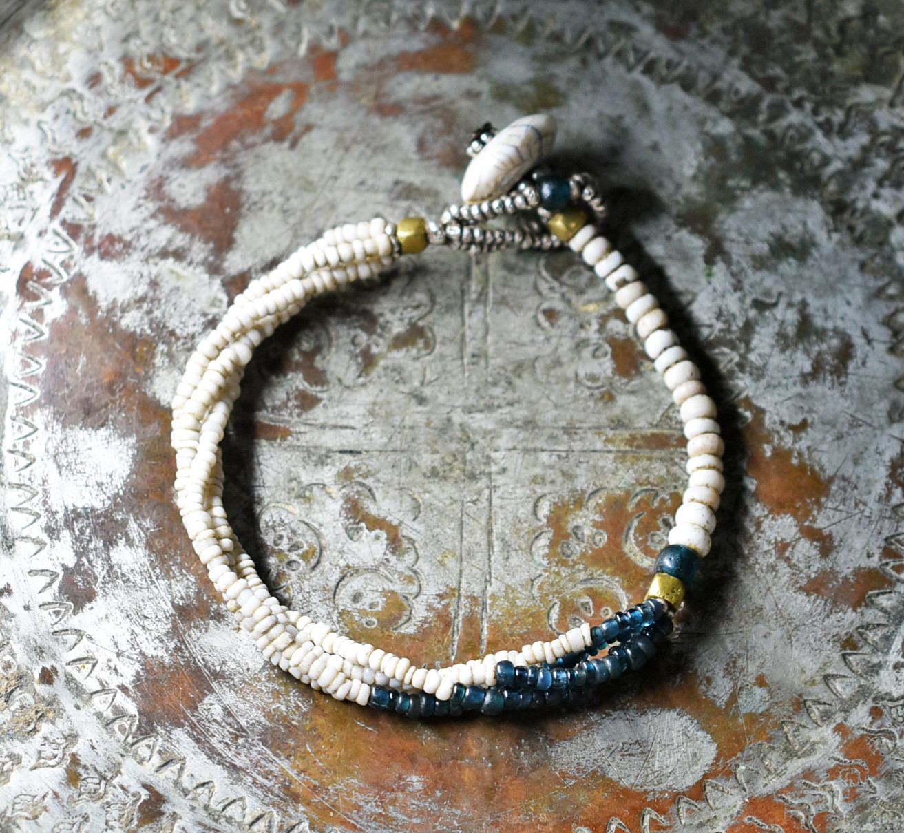 アンティークホワイトシードビーズとインディゴブルーアンティークビーズの4連mixブレス（貝留め金）