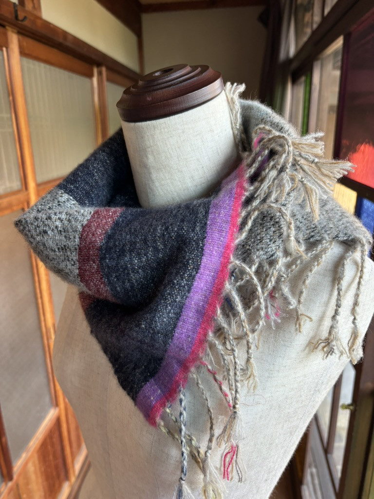 【手織り】キリッとネイビー×ベージュのカシミヤショートマフラー【送料無料】