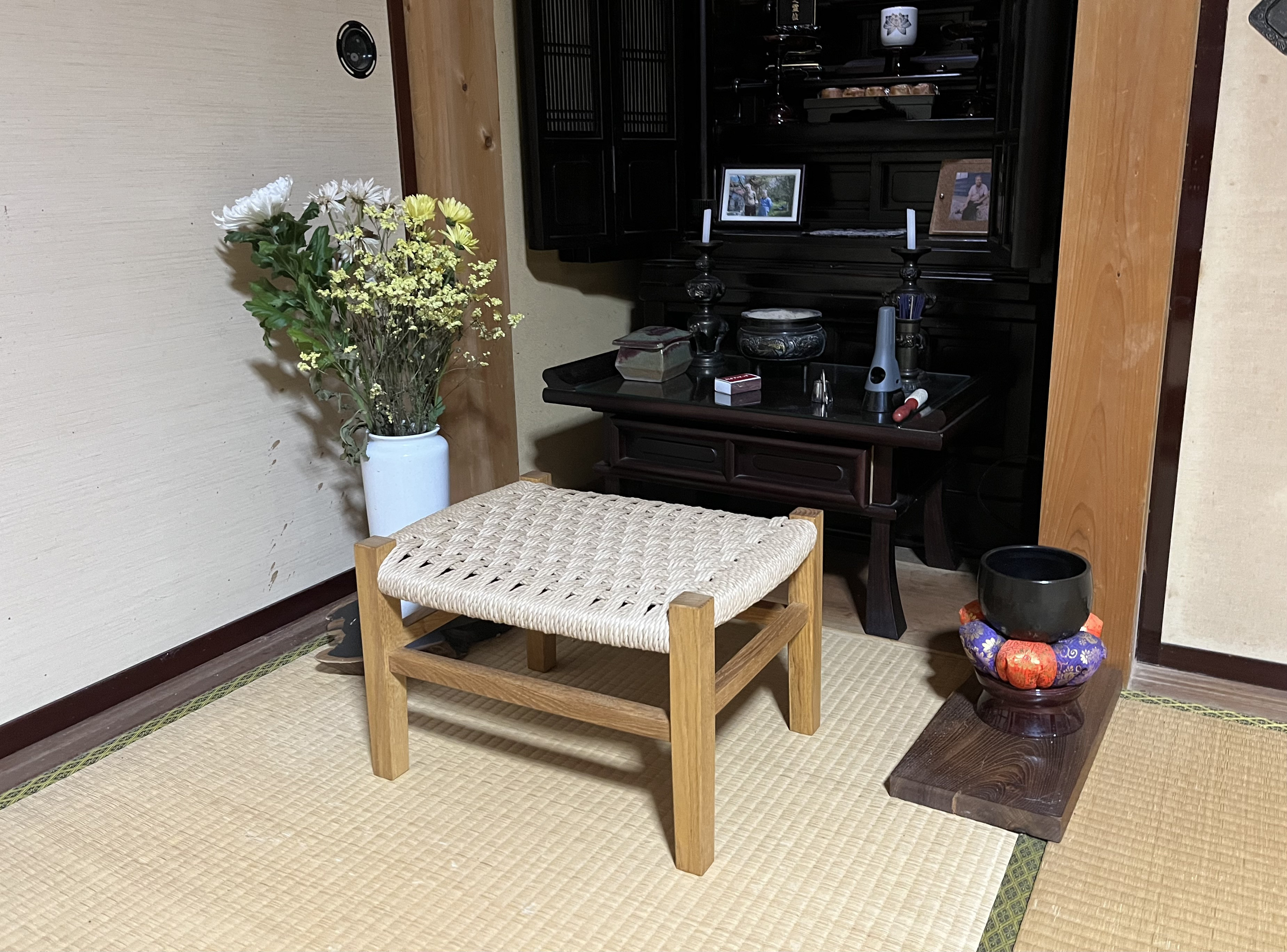 クリの枠にペーパーコード座の低目のスツール