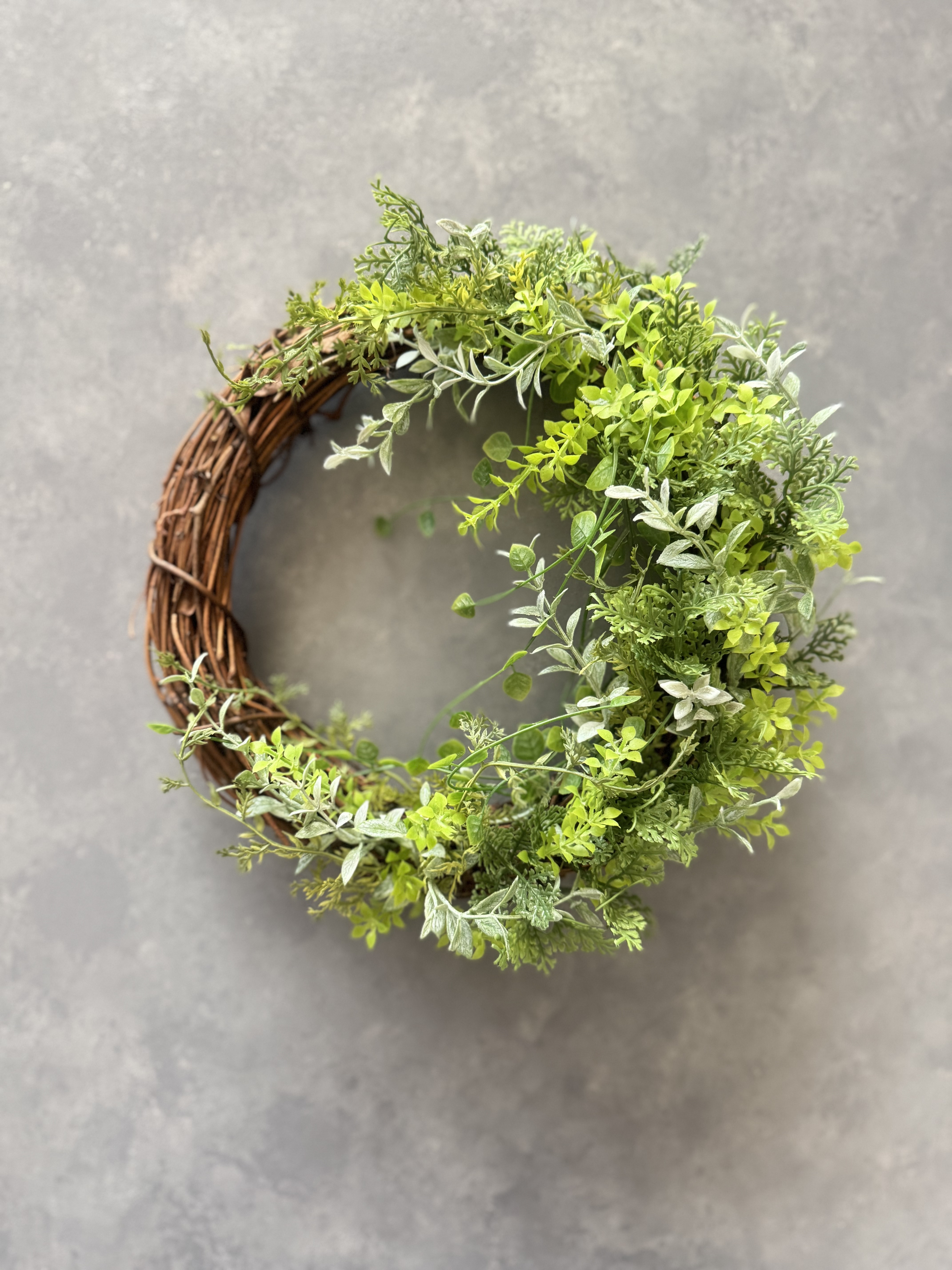 ナチュラルグリーンリース｜壁にやさしくなじむ軽やかデザイン｜約27cm