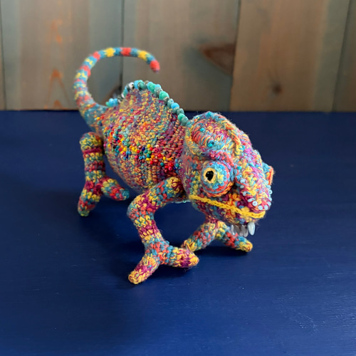 エボシカメレオン 編みぐるみ ビーズ装飾 一点もの カメレオン