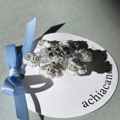 1月12日販売開始】雪の結晶のビーズ刺繍ブローチ(ホワイト) ブローチ