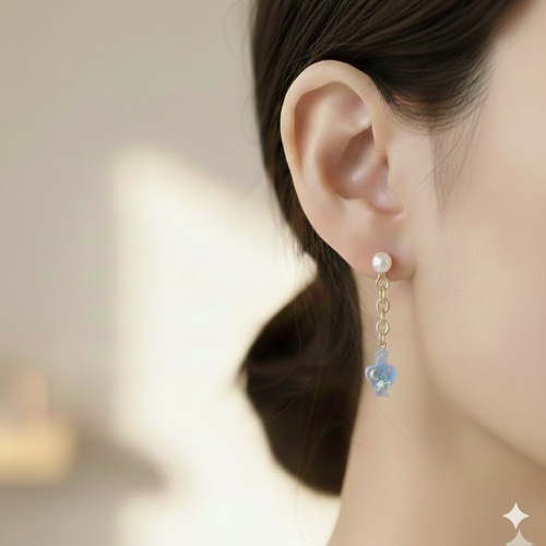 三日月とお花の香水瓶ピアス】揺れるピアス 夜空モチーフ宇宙モチーフ