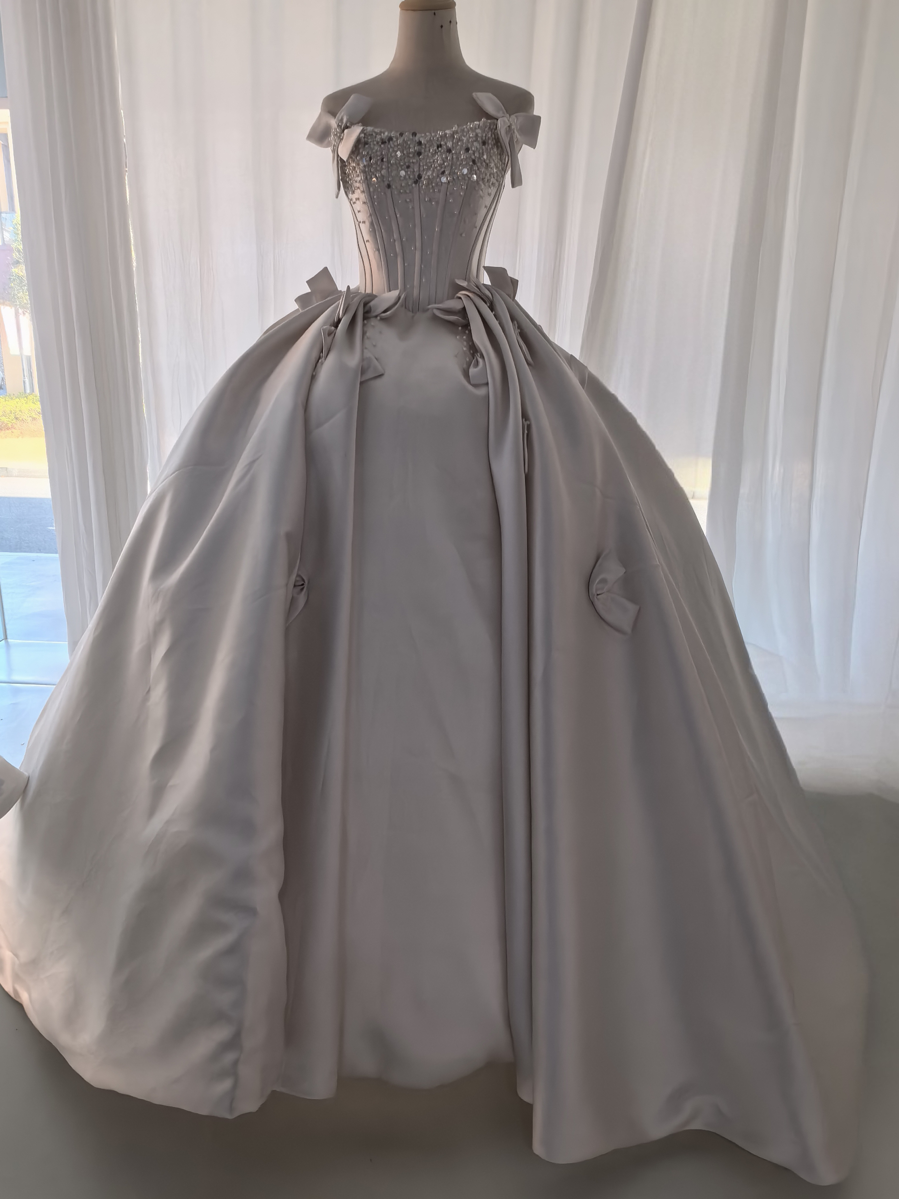 ロマンチック  ウェディングドレス チャコールグレーサテン ブラレス リボンパール ハイウエストプリーツ パーティー