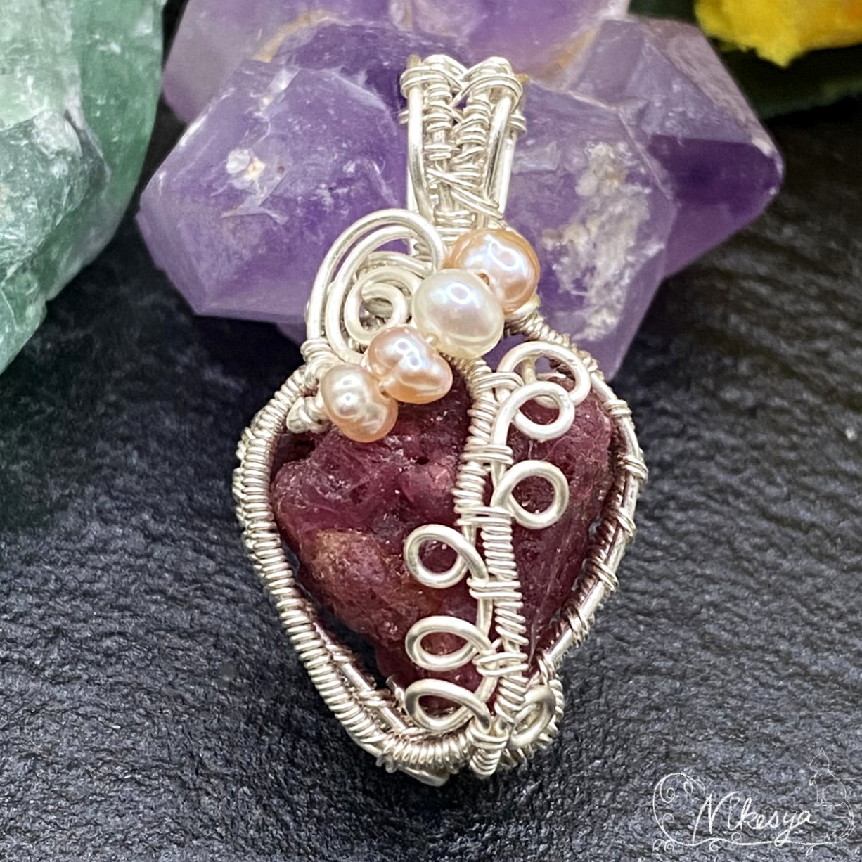 レッドスピネル原石＆淡水パールのペンダントトップ【ワイヤーアクセサリー】【一点もの】【送料無料】