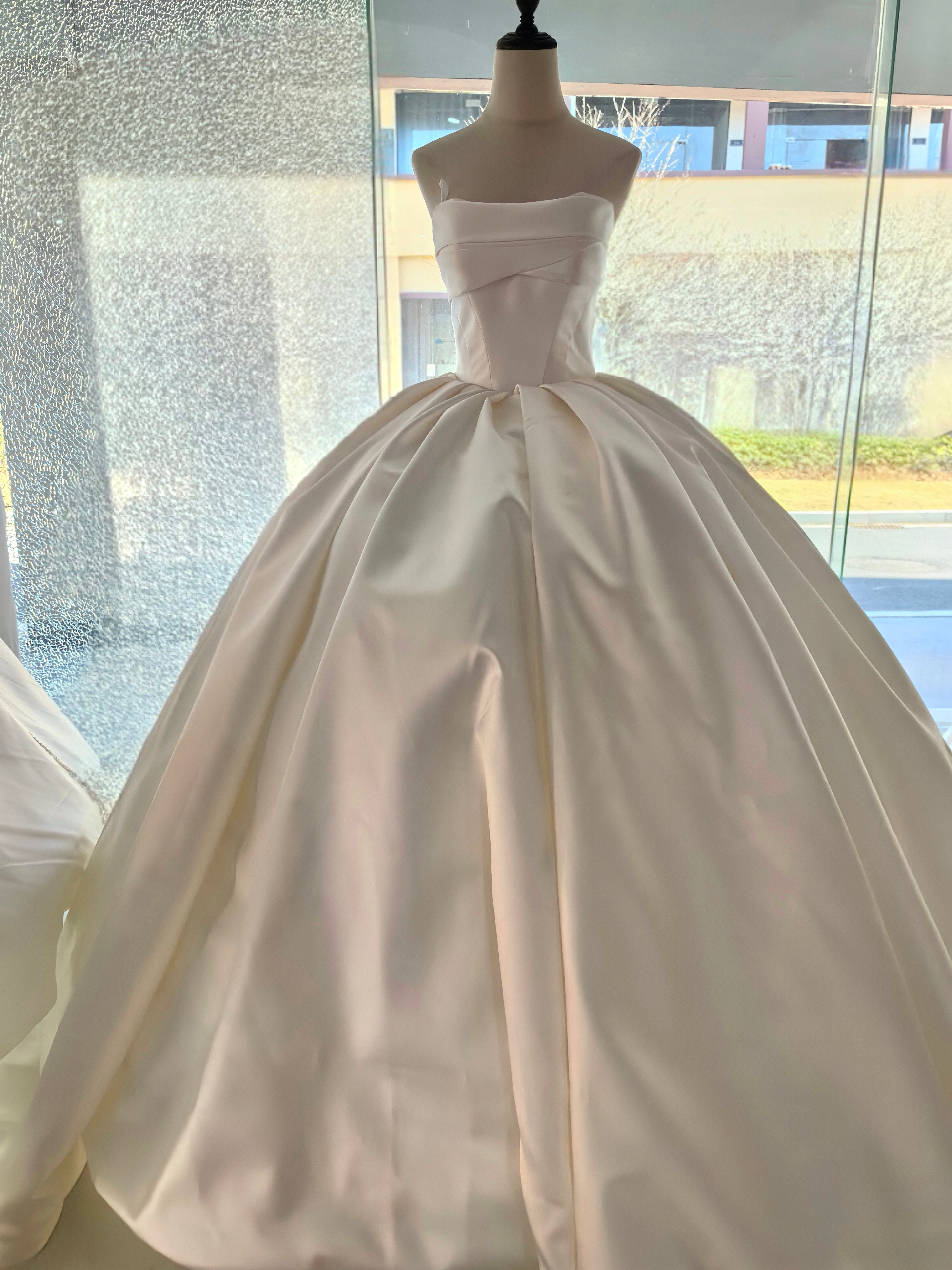 クールエレガント  ウェディングドレス サテン ブラレス A ライン 結婚式パーティー撮影に最適 上品