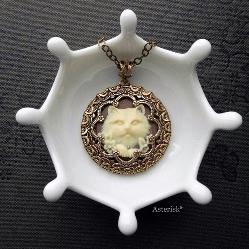 おすまし猫さん カメオ ネコと花 素敵なフレーム ペンダント