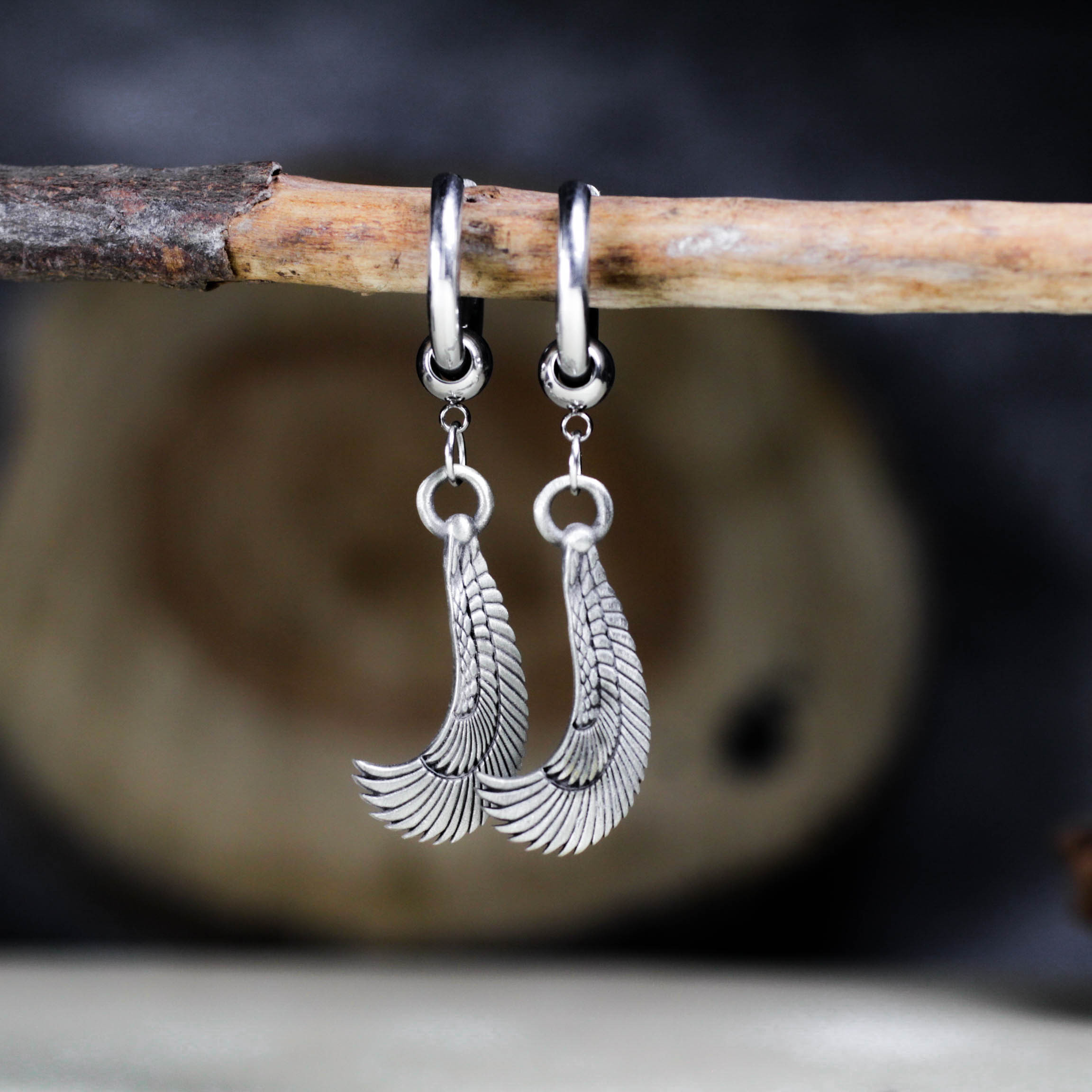 フェザーウィングフープイヤリング - ハンドメイドシルバーゴシックエンジェルダングルジュエリー、ユニークなボヘミアンステ