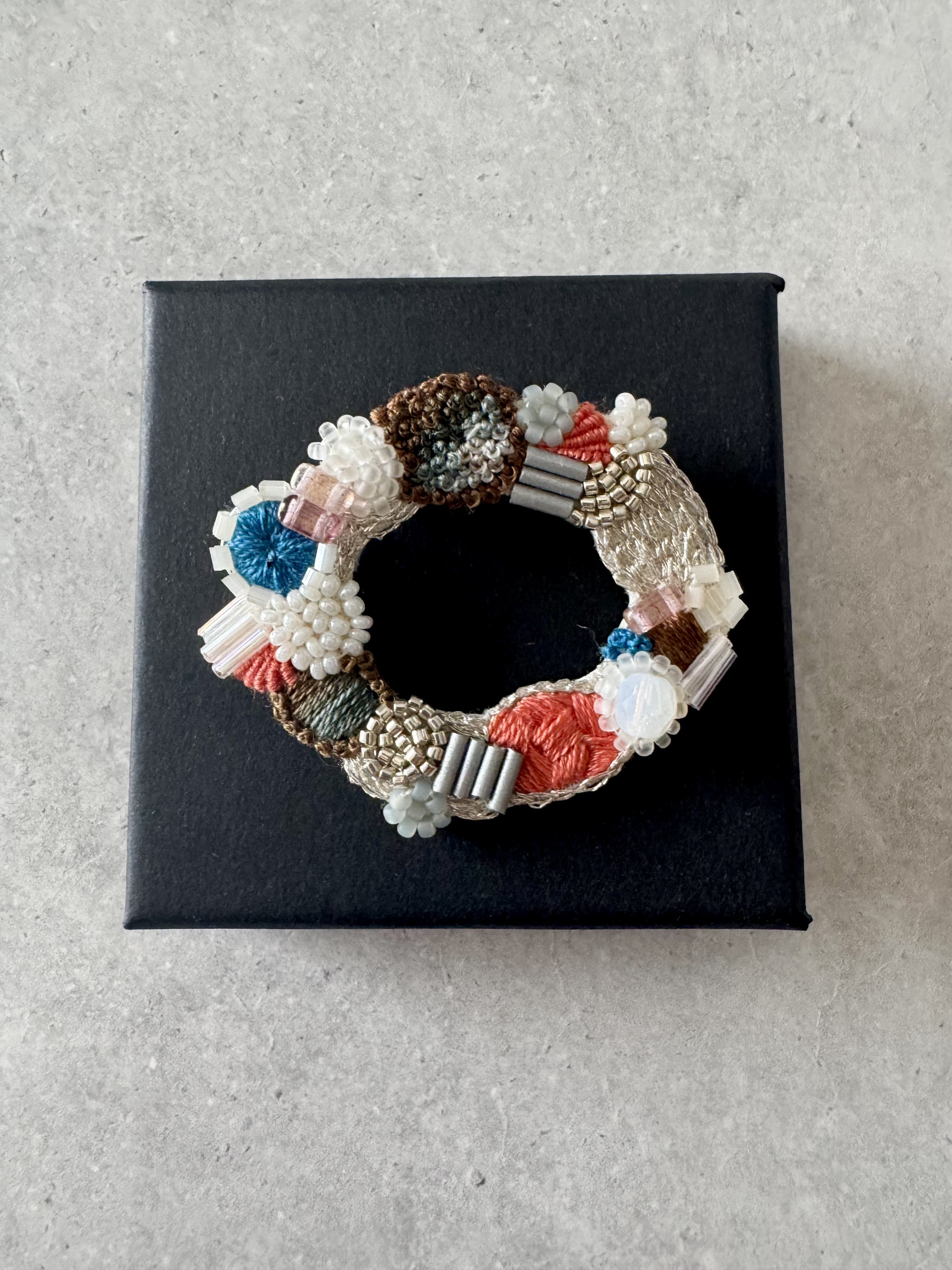 【1.2月のイッテンモノ 】空想シリーズ　一点物サークルブローチ　“white×blue×pink”