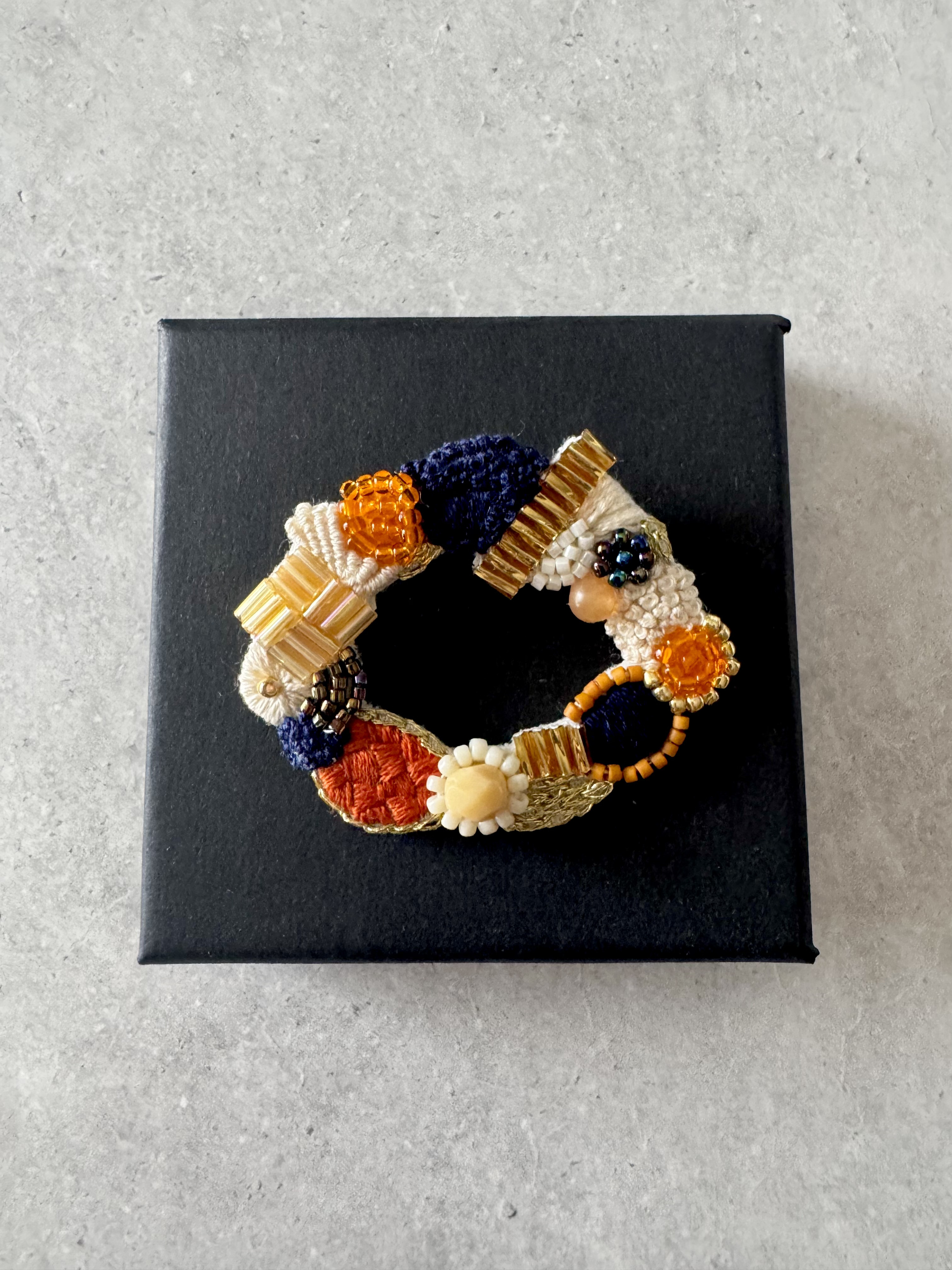 【1.2月のイッテンモノ 】空想シリーズ　一点物サークルブローチ　“navy×orange”